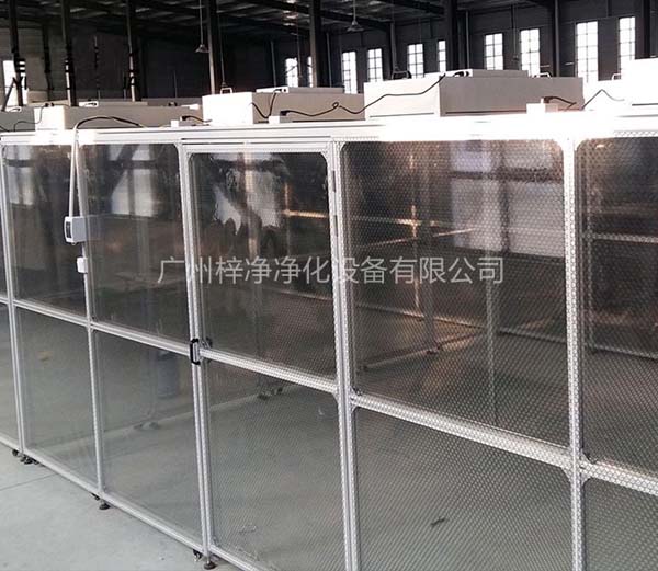 潔凈棚采用工業(yè)鋁材（或不銹鋼方通、鐵方通噴塑）作為框架，風機濾網(wǎng)機組（FFU）送風，四周懸掛防靜電垂簾（或鋼化玻璃），其內(nèi)部凈化級別可達到100-10000級。