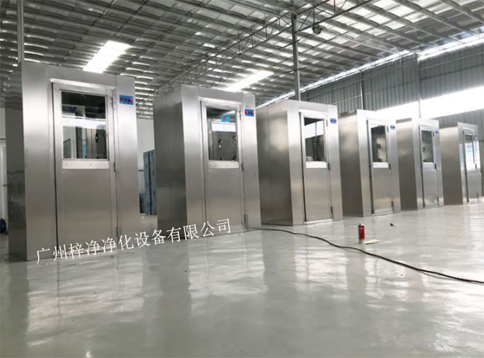 風(fēng)淋室又可起到氣閘的作用，阻止未凈化的空氣進(jìn)入潔凈區(qū)域。