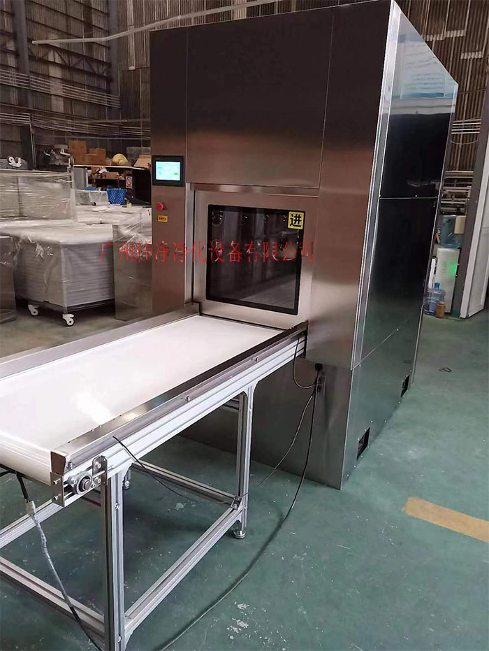 輸送帶傳遞窗還可吹淋被傳遞物品的表面，防止物品可能攜帶塵埃進(jìn)入潔凈室。