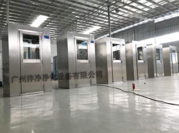 全不銹風(fēng)淋室采用全不銹鋼材質(zhì)制造，具有良好的耐腐蝕性、耐高溫性和耐磨損性。