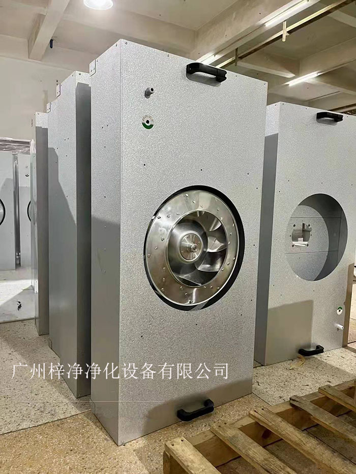 直流FFU適用于半導(dǎo)體、電子、平板顯示器和磁盤驅(qū)動(dòng)器的廠家及光學(xué)、生物工業(yè)及其它對(duì)空氣中污染有嚴(yán)格控制要求的地方。