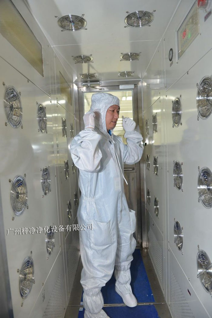 風淋室是一種用于去除人員、物料表面塵埃的凈化設備