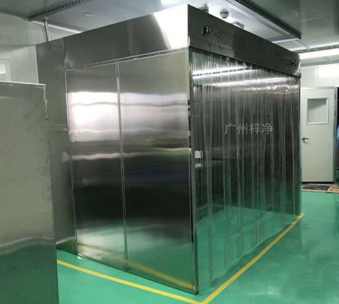 負壓稱量罩內(nèi)空氣經(jīng)初效過濾器、由離心風(fēng)機壓入靜壓箱，在經(jīng)高效過濾器后從氣流擴散送風(fēng)單元出風(fēng)面吹出，潔凈空氣以均勻的斷面風(fēng)速流經(jīng)工作區(qū)，從而形成高潔凈的工作環(huán)境。