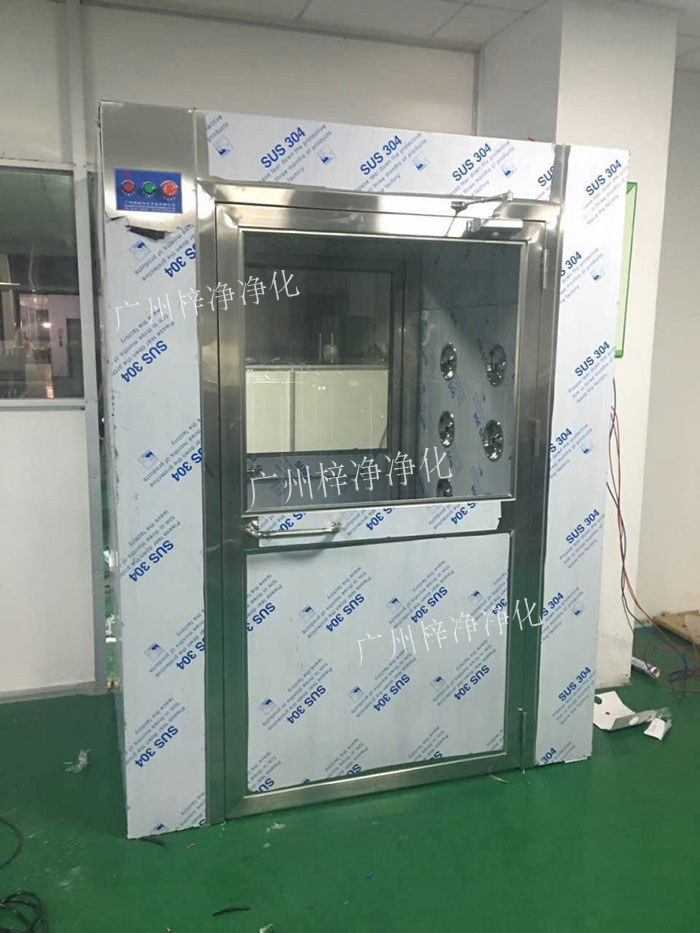 防爆風淋室是指風淋室的電機、指示燈、照明燈、接線管必須嚴格按照防爆標準