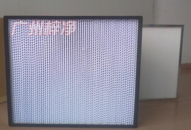 HS有隔板高效過濾器可廣泛用于光學(xué)電子、LCD液晶制造，生物醫(yī)藥、精密儀器、飲料食品，PCB印刷等行業(yè)無塵凈化車間的空調(diào)末端送風(fēng)處。